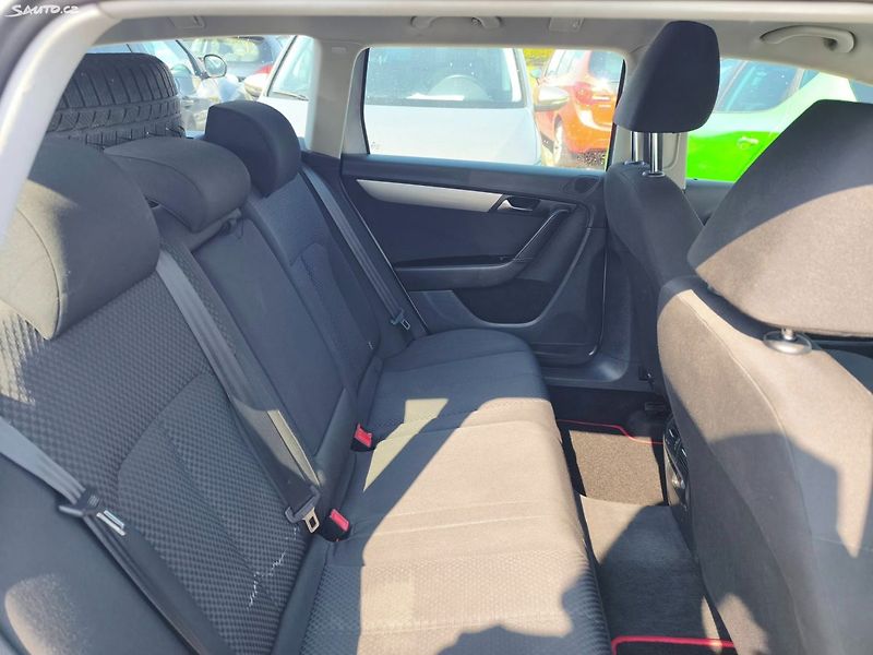 Volkswagen Passat (2011) - fotka 18 z 31