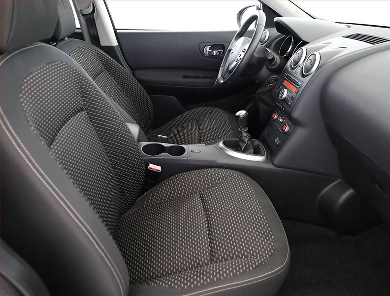 Nissan Qashqai (2009) 2.0 dCi, 7 míst, ČR,1.maj - fotka 7 z 17