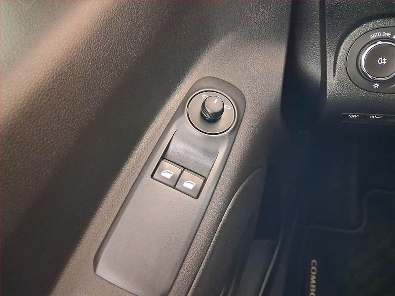 Opel Combo (2022) Electric 50kWh, SoH 100% - fotka 15 z 19
