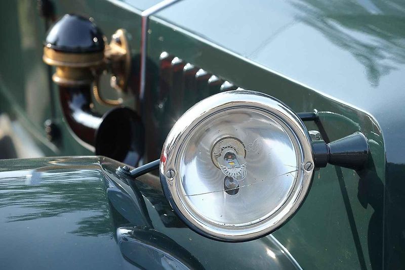 Krása a elegance starých strojů na veteránské vyjížďce plzeňského Veteran Car Clubu v Radobyčicích.