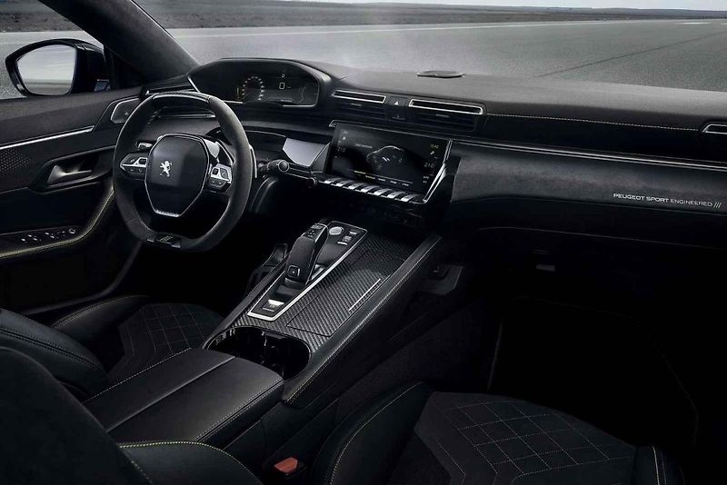 Peugeot 208 při premiéře v Ženevě ukázal naráz běžnou i elektrickou verzi