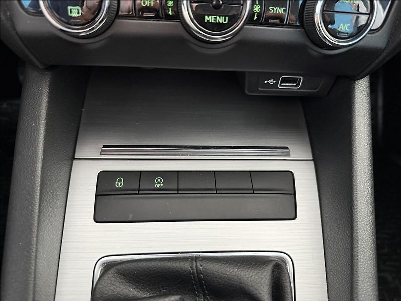Škoda Octavia 1,6   1.MAJ,SERVISKA,DPH,ČR - fotka 21 z 26