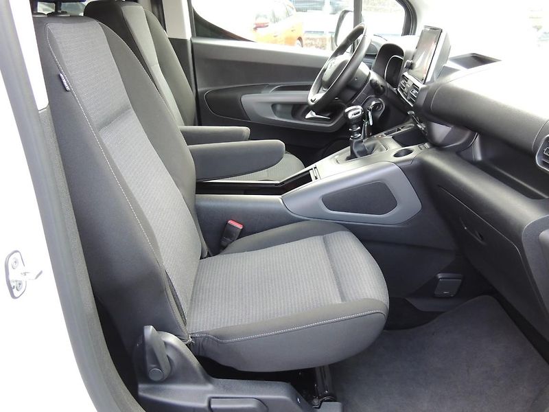 Toyota ProAce City Verso (2023) 1.2T,81kw,Family,7míst,1maj.ČR - fotka 48 z 76