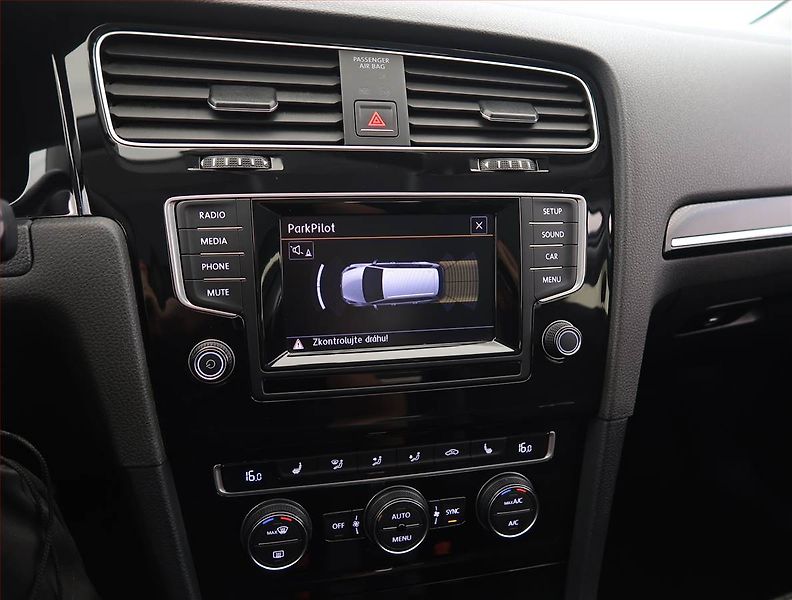 Volkswagen Golf (2015) 1.6 TDI, Automat, Serv.kniha - fotka 16 z 22