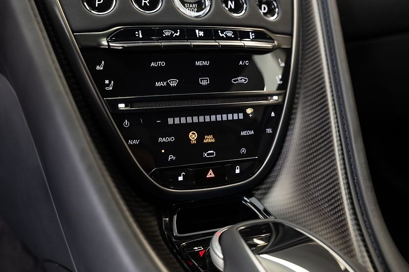 Aston Martin DBS - fotka 16 z 31