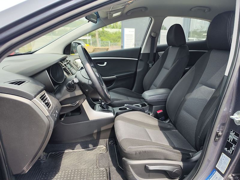Hyundai i30 1.6 CRDI/81kW - fotka 12 z 24