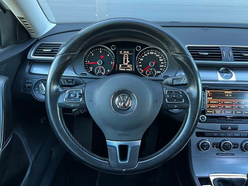 Volkswagen Passat TDI-ALU-NAVI-PLNÝ SERVIS - fotka 25 z 45