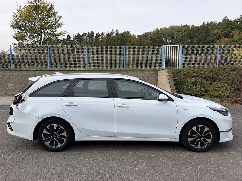 Kia Ceed Kombi 1,5i 103kW  - fotka 4 z 21
