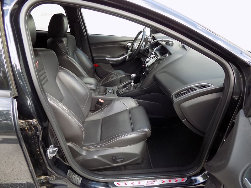 Ford Focus (2013) 2.0i ST/Bi-xenon/kůže/LED/ - fotka 14 z 36