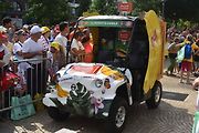 Reklamní vozy také patří ke karavaně Tour