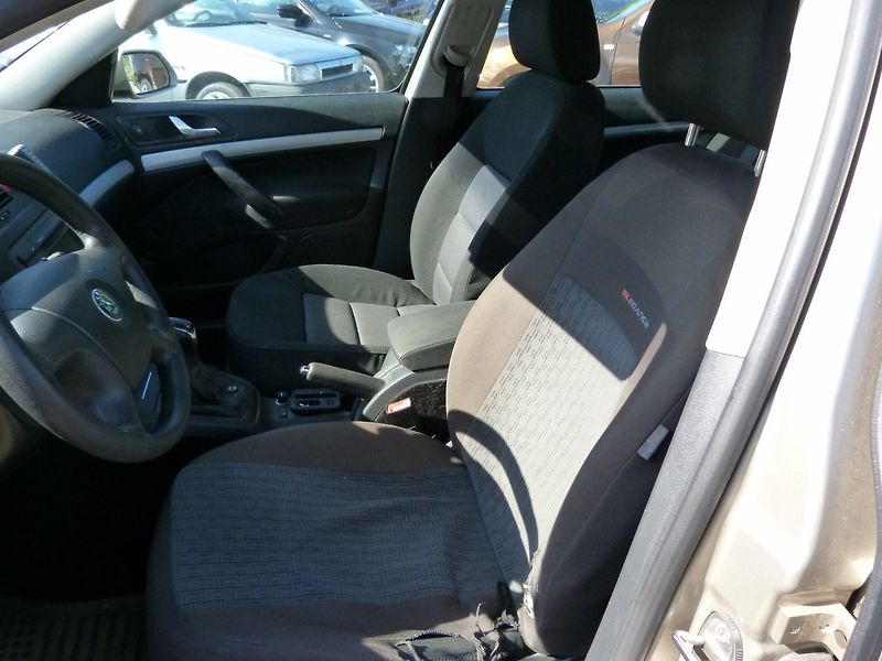 Škoda Octavia 1.6 MPI - fotka 9 z 15