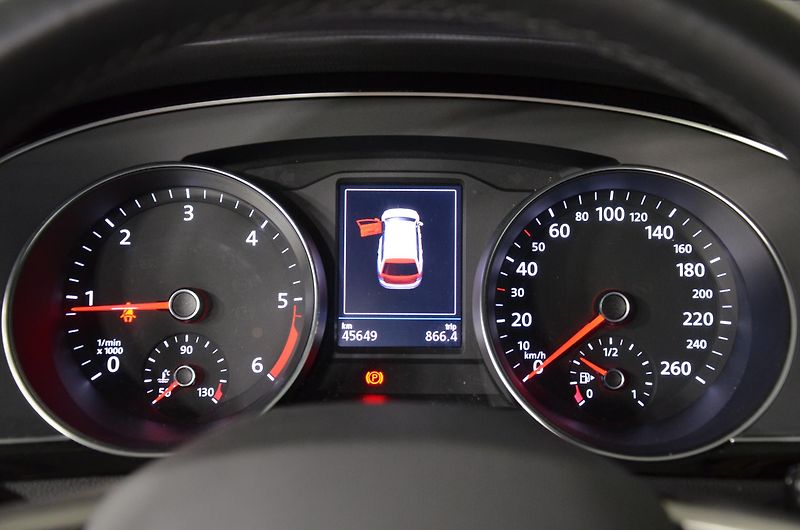 Volkswagen Passat (2023) 2.0 TDI 110 Elegance Variant - fotka 15 z 23