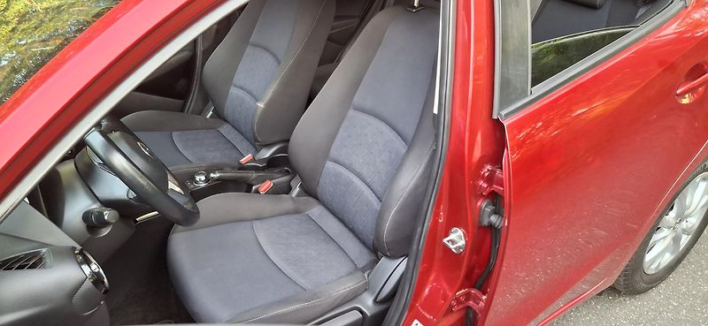 Mazda 2 1.5 66 KW výbava - fotka 33 z 41