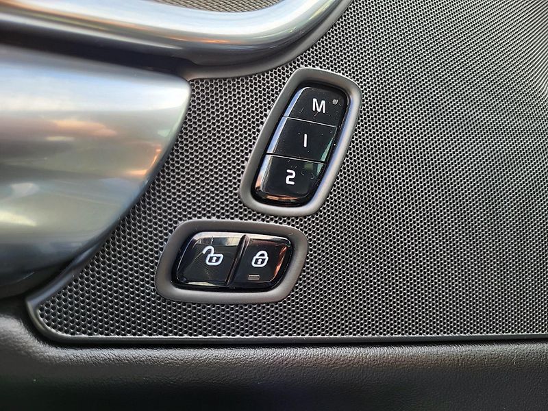 Volvo V90 D4 Drive-E INSCTRIPTION autom. - fotka 28 z 45
