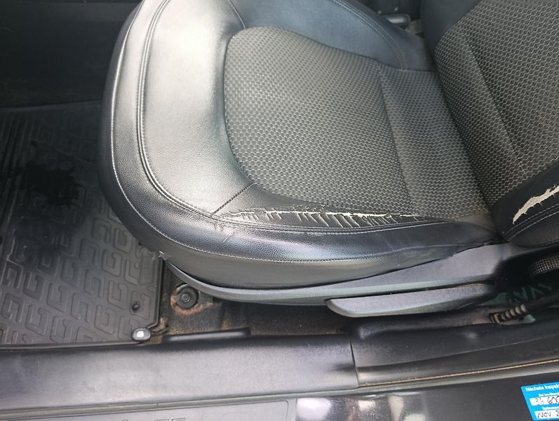 Hyundai ix35 (2011) 2.0 100kw 4X4 REZERVACE - fotka 18 z 21