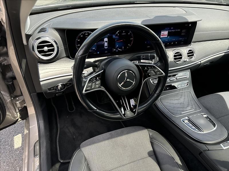 Mercedes-Benz Třídy E E 220d 4MATIC AMG Style - fotka 10 z 16