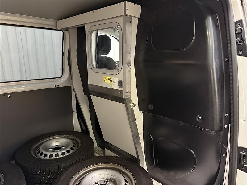 Volkswagen Transporter 2.0TDI 110kW DSG KOMBI 1M - fotka 32 z 39