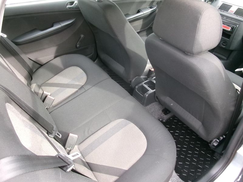 Škoda Fabia (2006) 1,4 16V KLIMA 2.MAJ - fotka 15 z 23