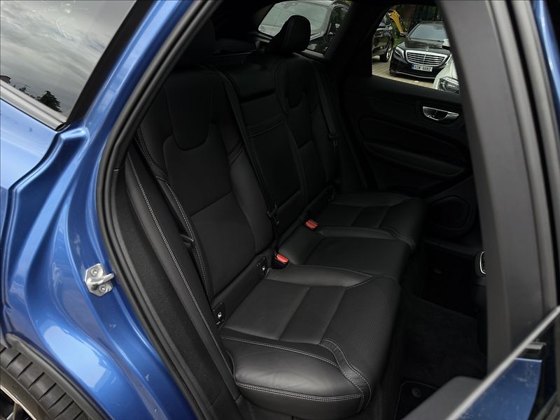 Volvo XC60 B4 2.0d 4X4 R-Design - fotka 26 z 29