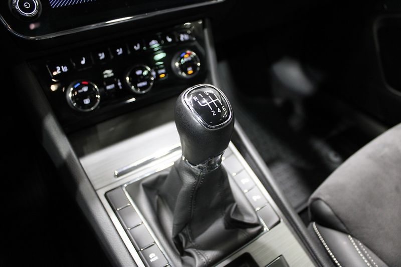 Škoda Superb 2,0 TDI Style REZERVOVÁNO - fotka 30 z 39