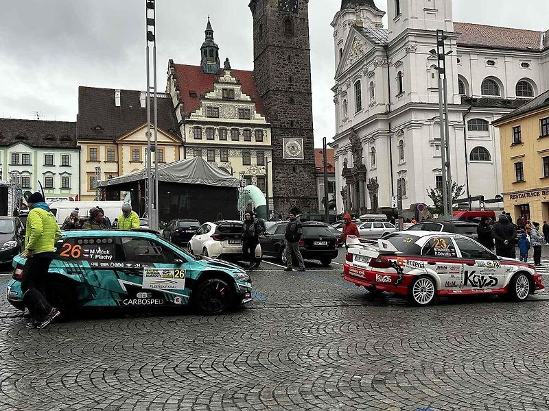 Tragédie, která se odehrála v rámci 58. ročníku Rallye Šumava, kdy po nehodě zemřela navigátorka Alena Krejčíková (41), nezasáhla jen příznivce rallye, ale její kamarády, jelikož byla na Klatovsku doma.