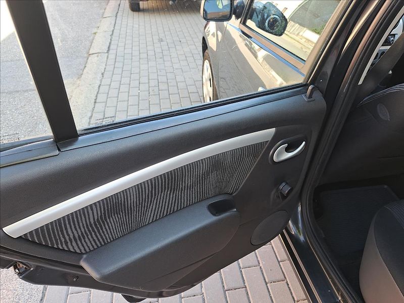 Dacia Sandero 1,2 16V klima - fotka 29 z 39