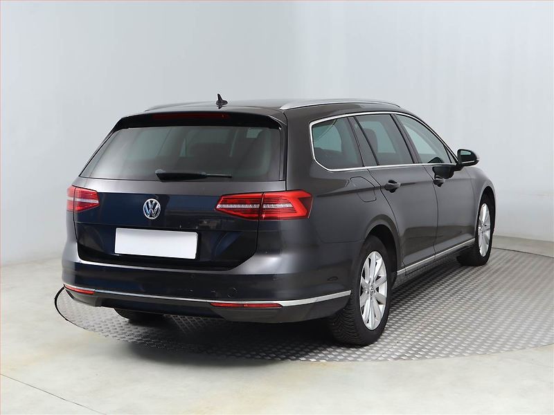 Volkswagen Passat (2018) Highline 2.0 TDI, Kůže, Navi - fotka 5 z 18