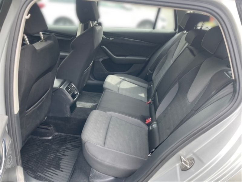 Škoda Octavia 2,0 TDI Ambition 4x4 DSG - fotka 8 z 11