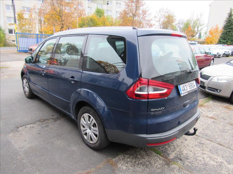 Ford Galaxy 2,0 i Comfort 107KW 7 Míst - fotka 4 z 27