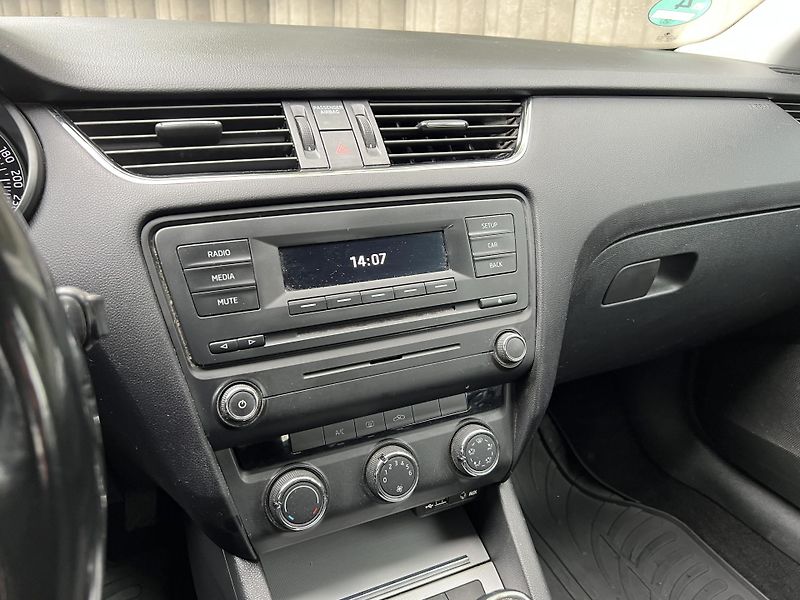 Škoda Octavia 2.0 TDi 110 kW SERVISKA - fotka 14 z 17
