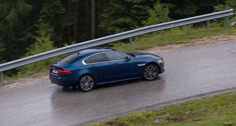 Jaguar XE.