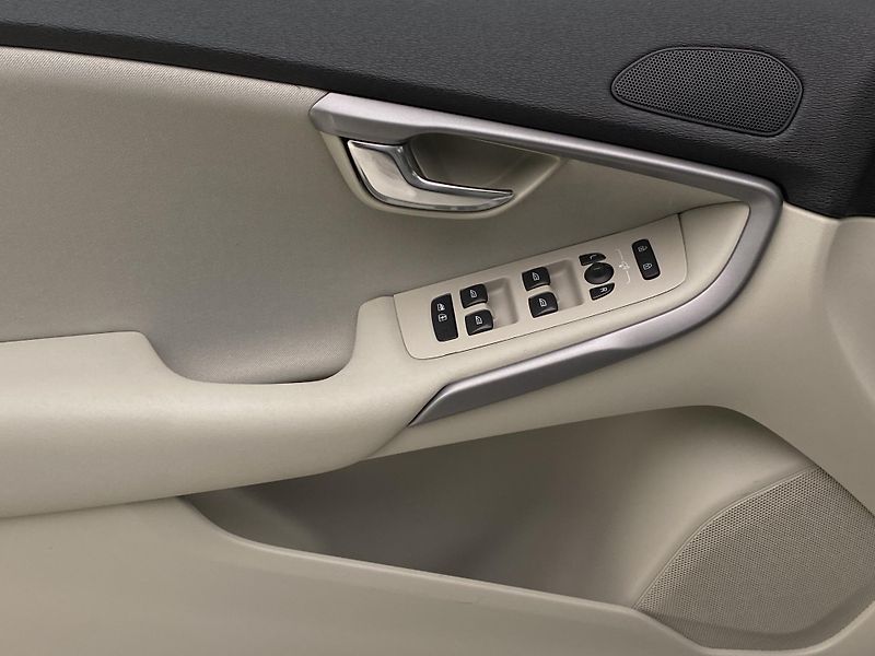 Volvo V40 D2 MOMENTUM CZ 1.maj. - fotka 21 z 44