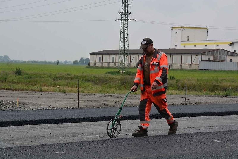 Stavba dálnice D1 mezi Říkovicemi a Přerovem je v plném proudu. V těchto dnech se pokládají asfaltové vrstvy na přeložce Tovačovské ulice.