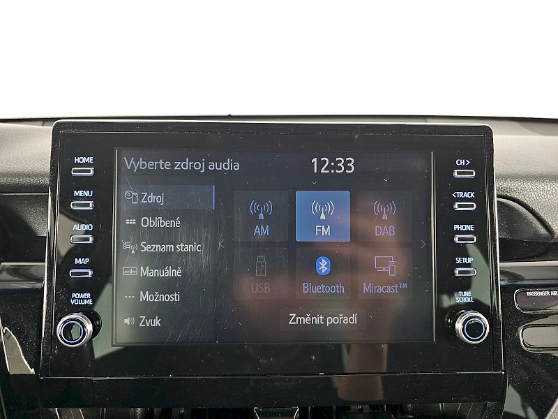 Toyota Camry (2023) 2.5HEV 218k PRESTIGE - fotka 15 z 32