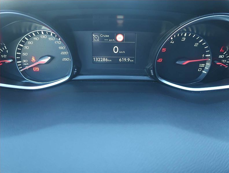 Peugeot 308 (2020) Allure 1.5 BlueHDi, Serv.kniha - fotka 11 z 13