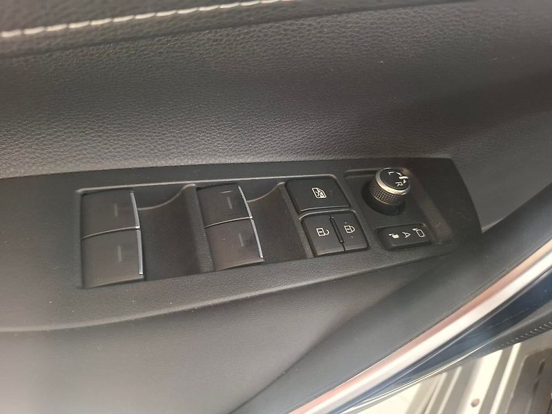 Toyota Corolla 1.8HEV 72 KW GR Sport 2021 - fotka 9 z 14