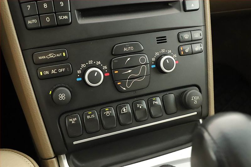 Volvo XC90 (2010) D5, 4X4, Automat, Kůže - fotka 17 z 21