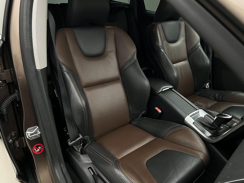 Volvo XC60 D5 AWD SUMMUM AUT CZ - fotka 17 z 38
