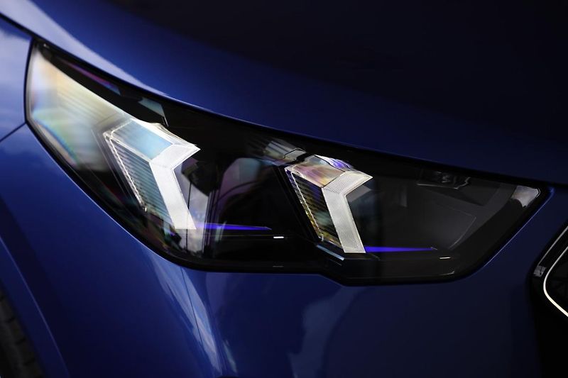 BMW iX2 xDrive30 - fotka 15 z 16