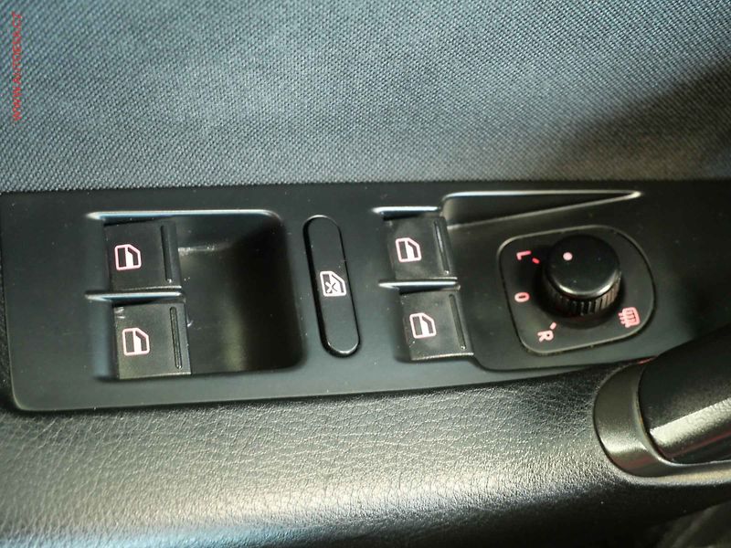 Volkswagen Passat (2013) 2.0TDi, DSG, xenon, park - fotka 14 z 19