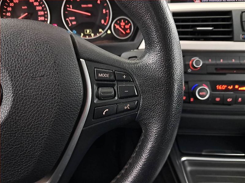 BMW Řada 3 (2014) 318 d, Automat, Navi - fotka 22 z 25