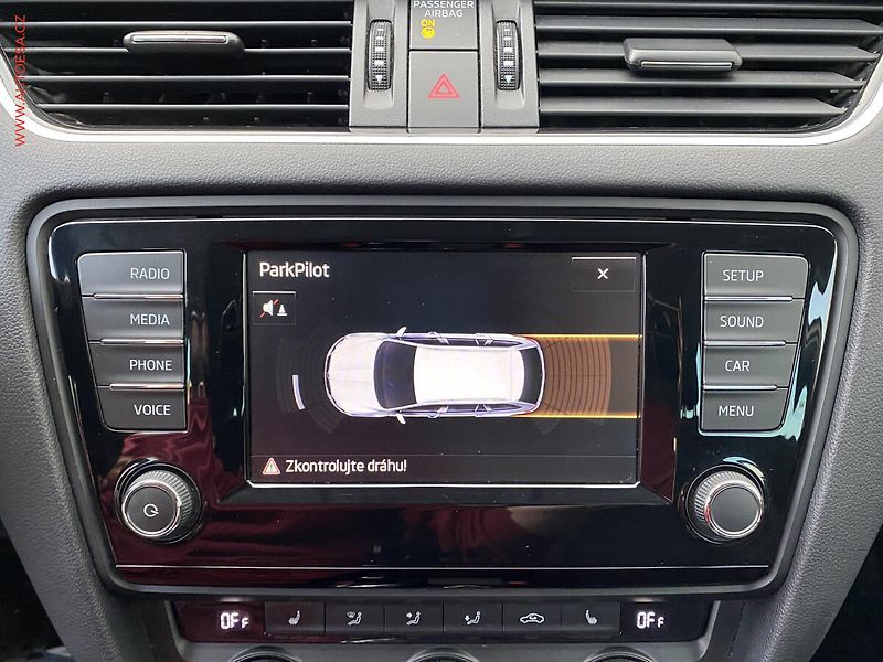 Škoda Octavia (2015) 1.6 TDI, ČR, AC, výhřev sed. - fotka 16 z 17