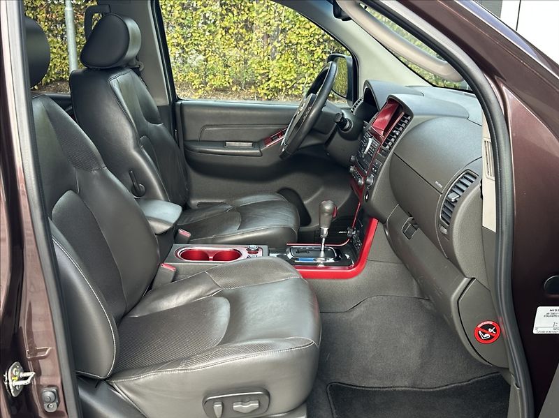 Nissan Pathfinder 3,0 DCI 231PS  LE Executive 4x - fotka 17 z 55