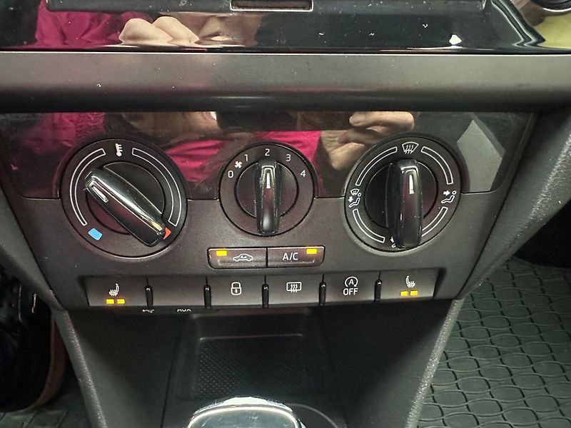 Škoda Rapid 1.4 TSI DSG/1MAJ/CZ/DPH/Výhřev - fotka 36 z 37