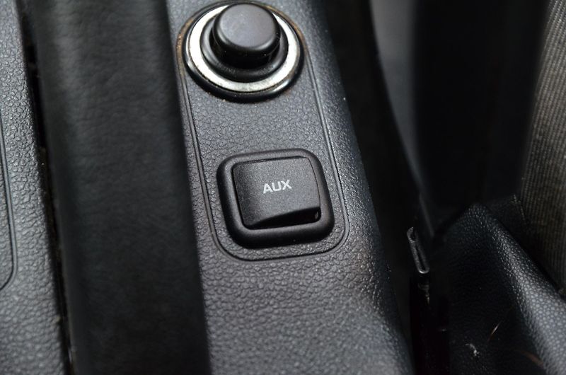 Škoda Fabia (2012) 1.2i ACTIVE / VYHŘ. SEDADLA - fotka 25 z 28