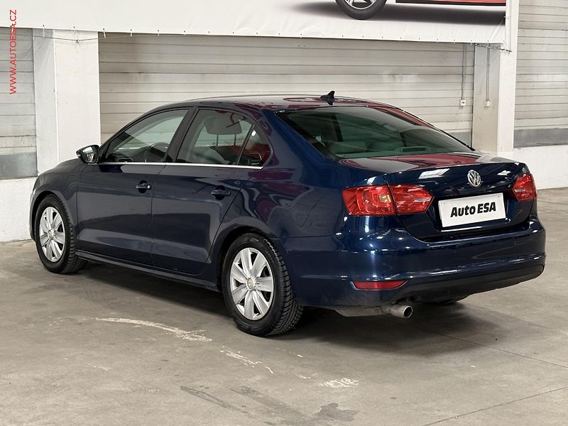 Volkswagen Jetta (2012) 1.4TSi, AC, výhřev sed - fotka 4 z 19