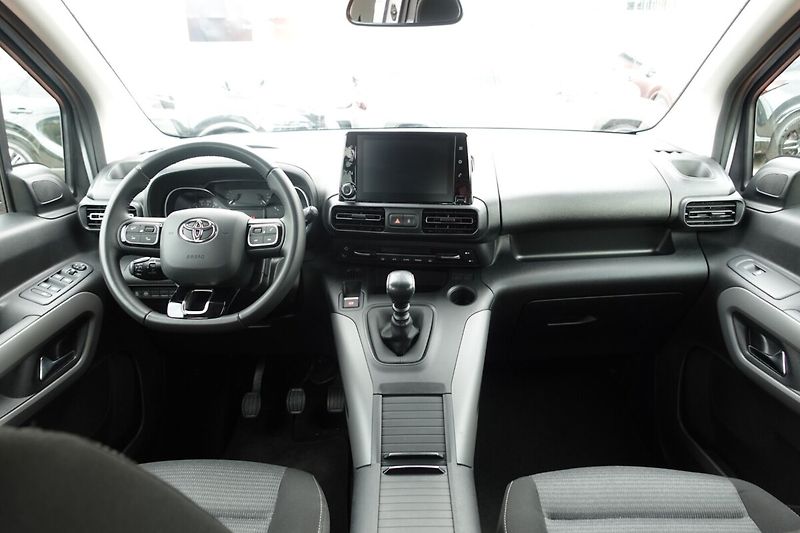 Toyota ProAce City 1.5 D4-D 130 - 6 MT Family L1 - fotka 16 z 31
