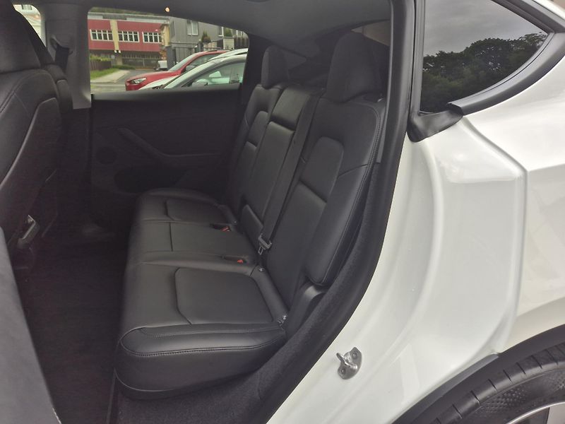 Tesla Model Y LONG RANGE DUAL MOTOR TZ 91 % - fotka 43 z 50