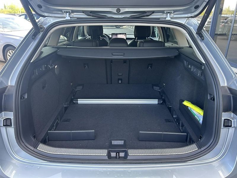Škoda Superb COMBI SELEC TS 110/1.5 A7F - fotka 16 z 25