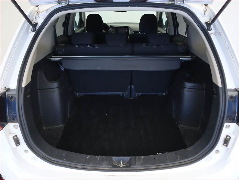 Mitsubishi Outlander (2016) 2.2 DI-D, 4X4, Tempomat - fotka 14 z 16